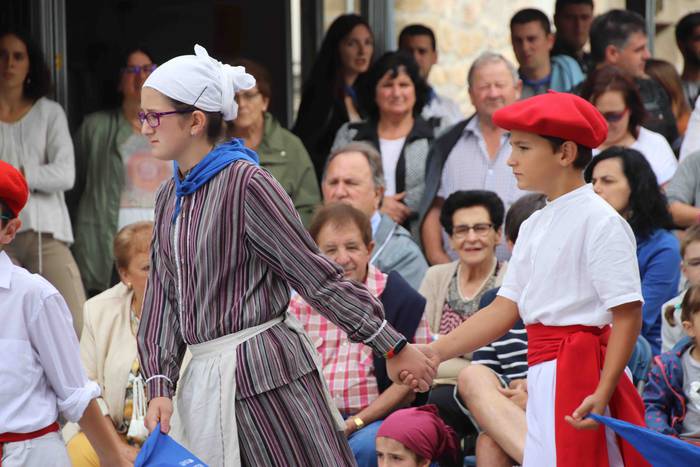 Dantzak, txistuak eta trikit 80 1565549118644