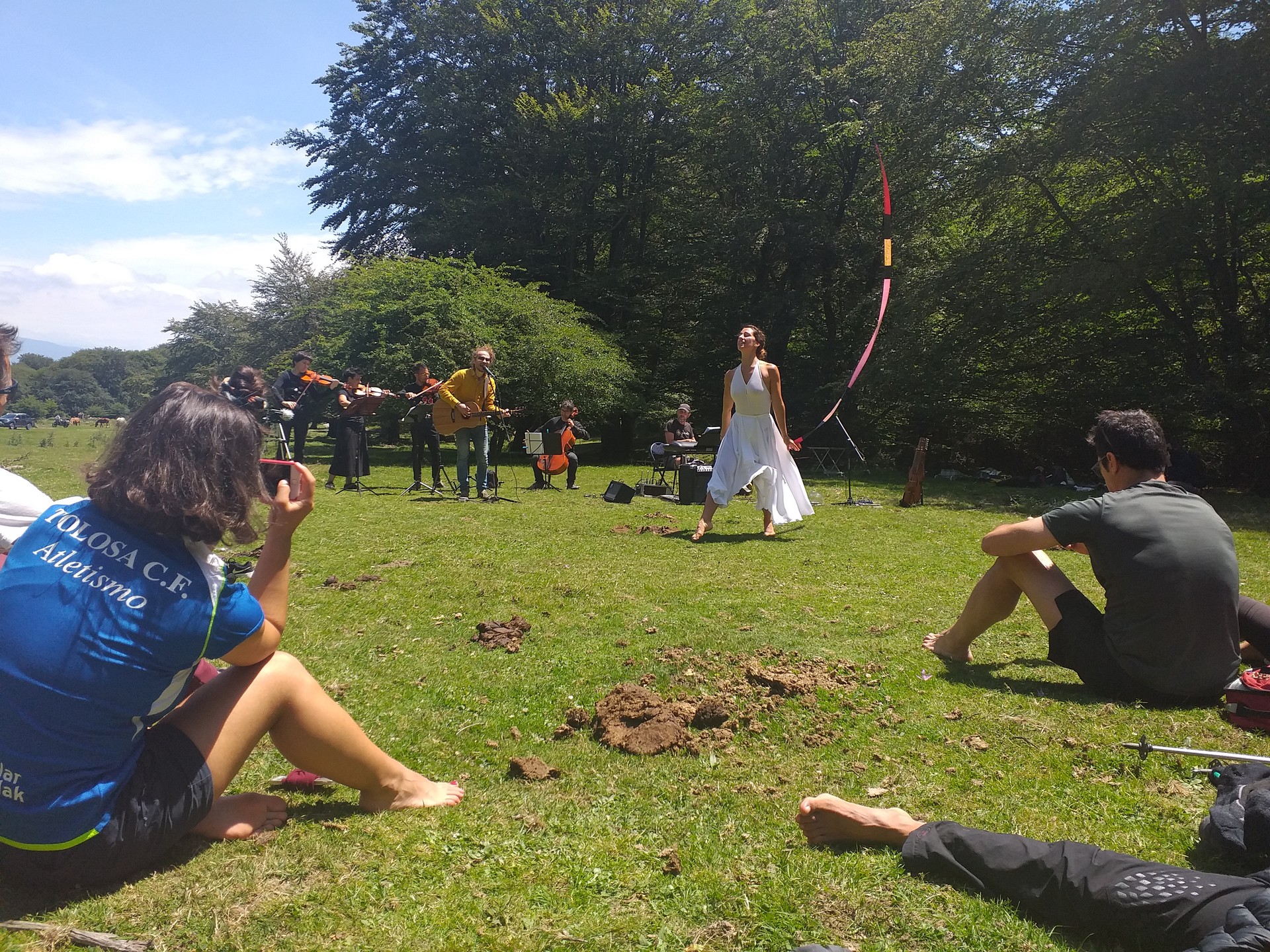 Euskal lurraldeak lotuz mendia eta musikaren bidez