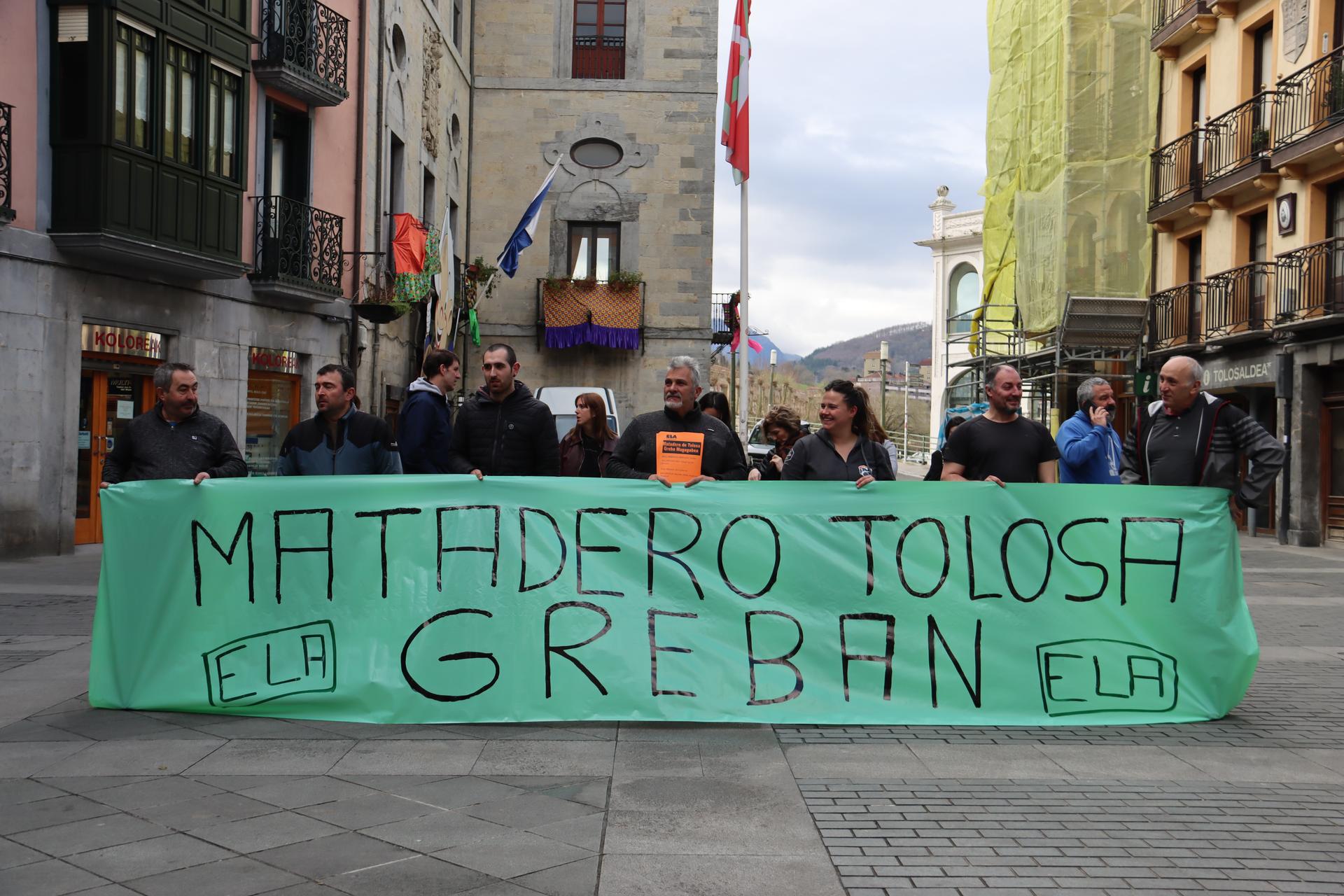 Hiltegia itxita eta grebak aurrera jarraitzen du