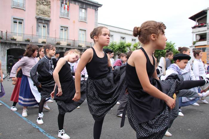 Dantzari txiki eguna Villabonan 23 1465749475166