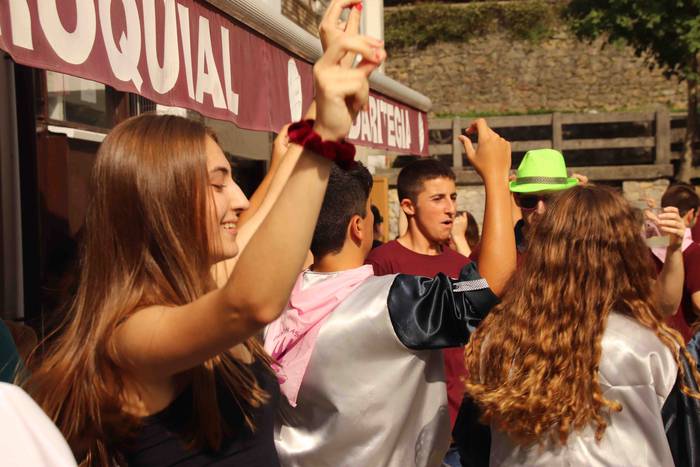 Kalean gora eta behera, kuad 70 1564506831308