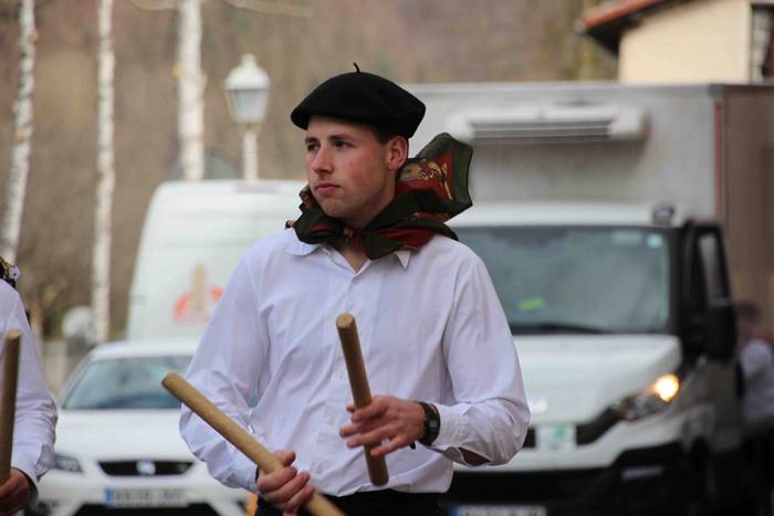 Ajerik gabe, makila eta lau  61 1551618141854