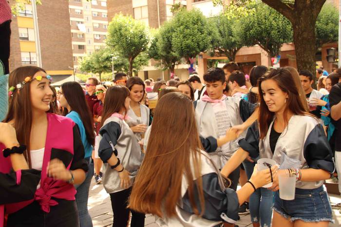 Kalean gora eta behera, kuad 28 1564506803543