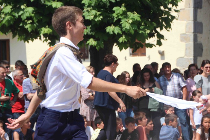 Emakumeak dantzari, lehenengo aldiz soka dantzan - 49