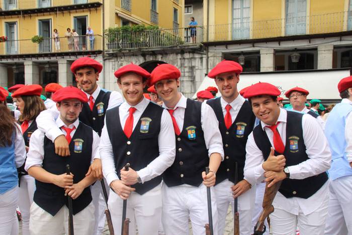 Santuek eta dantzariek poztu 151 1498313022084