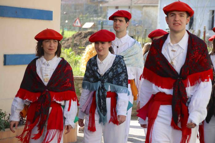 Dantzatzen duen herria 27 1581859446923