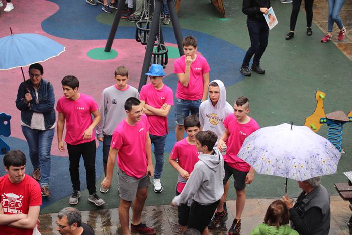 Egunari kolorea jarri diote  10 1529152441936