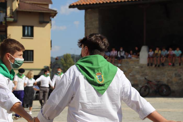 Berriro ere elkarri eskutik  16 1632576977441