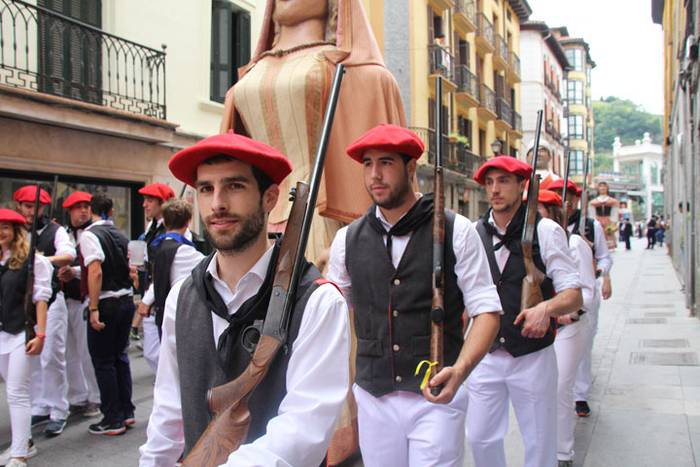 Santuek eta dantzariek poztu 129 1498312902394