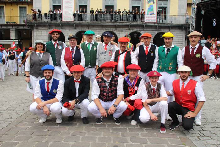 Santuek eta dantzariek poztu 171 1498313130348