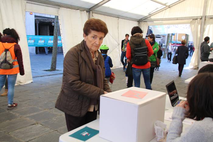 Aurpegi ezagunak bozka emate 30 1489931201733