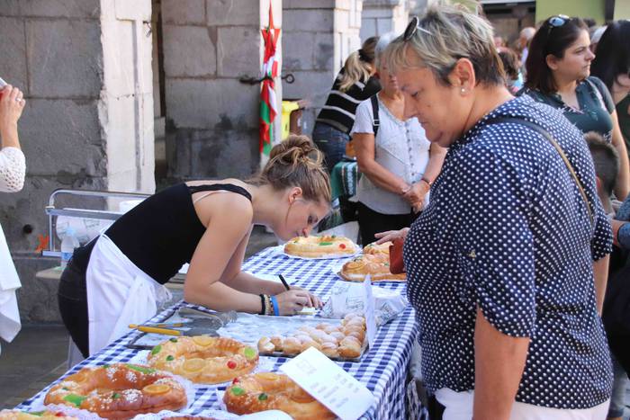 Argazki kamerak eskuan hartu 19 1569759115397