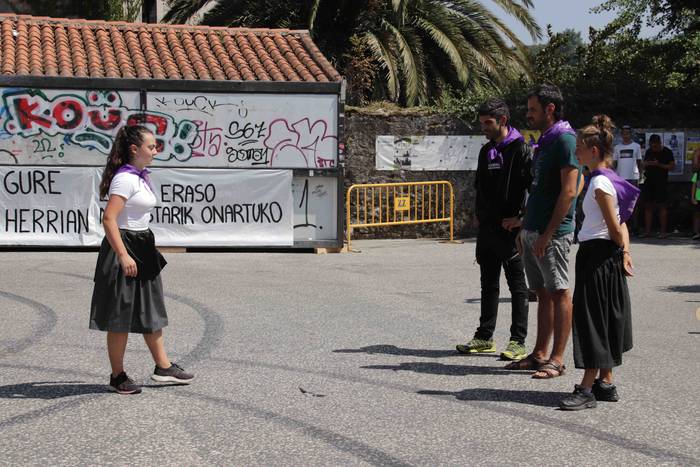 Zizurkilgo Andra Mariak. Oil 48 1660313816496