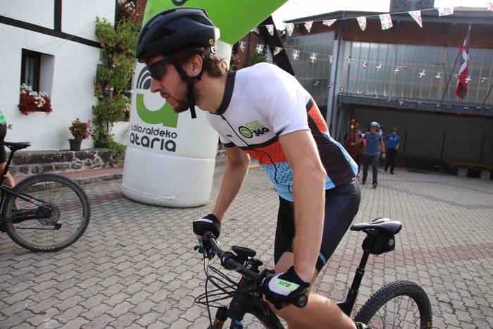 Mendi bizikleta lasterketare 30 1660377603219