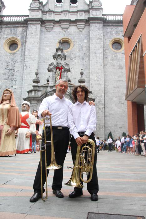 Santuek eta dantzariek poztu 3 1498312186857