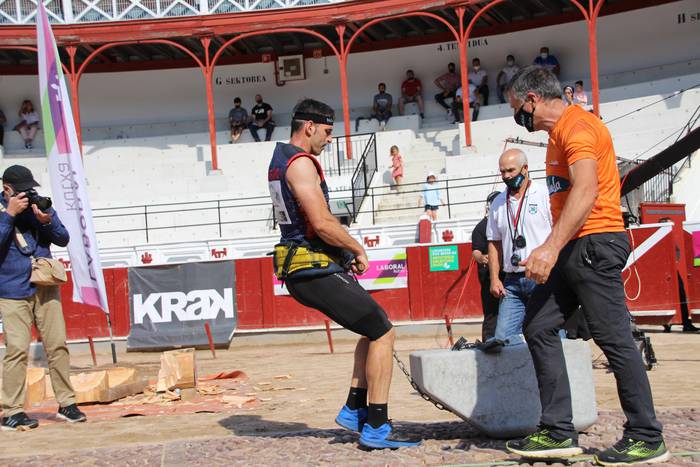 Izetatarrek jantzi dute txap 9 1624130514682