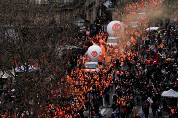 Zerua indarrez hartuz. Aurrera Frantziako Estatuko langile altxamendua!
