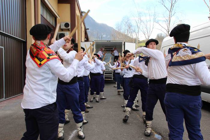 Ajerik gabe, makila eta lau  51 1551618066672