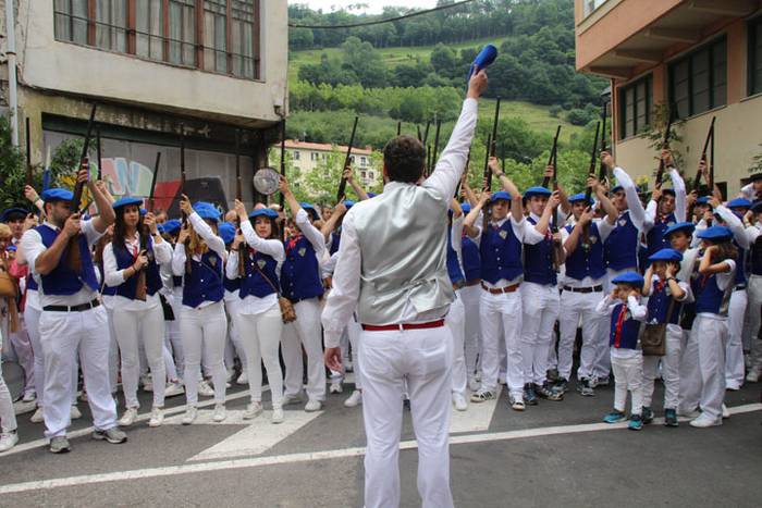 Santuek eta dantzariek poztu 107 1498312775669