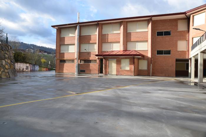 Ibarrako Udalak ikastolako patioan egindako txikizioak txarretsi ditu