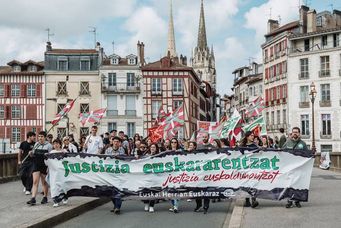 Milaka euskaltzalek euskararentzat justizia aldarrikatu genuen Baionako kaleetan