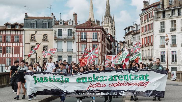 Milaka euskaltzalek euskararentzat justizia aldarrikatu genuen Baionako kaleetan