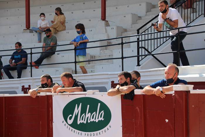 Izetatarrek jantzi dute txap 17 1624130517563