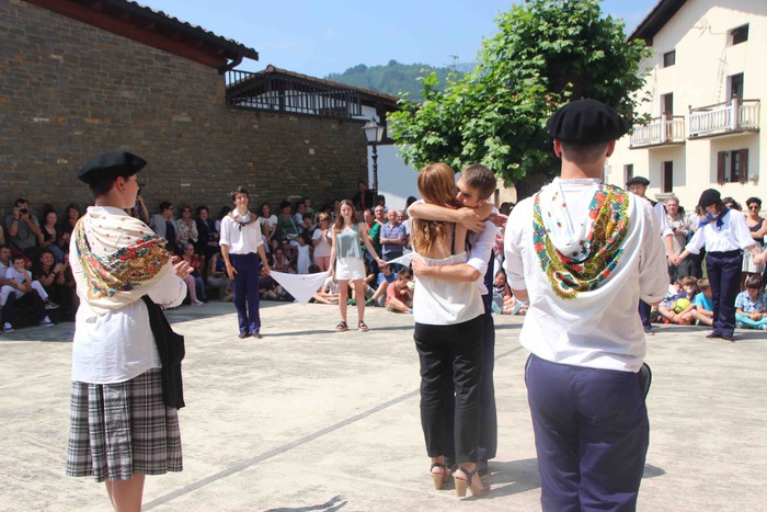 Emakumeak dantzari, lehenengo aldiz soka dantzan - 36