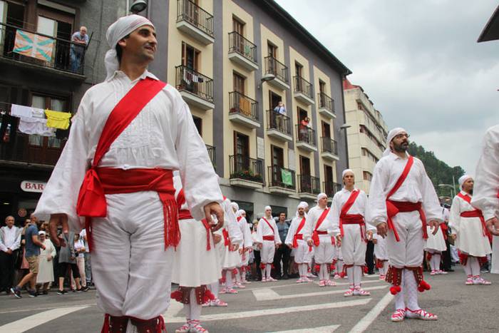 Santuek eta dantzariek poztu 110 1498312793467