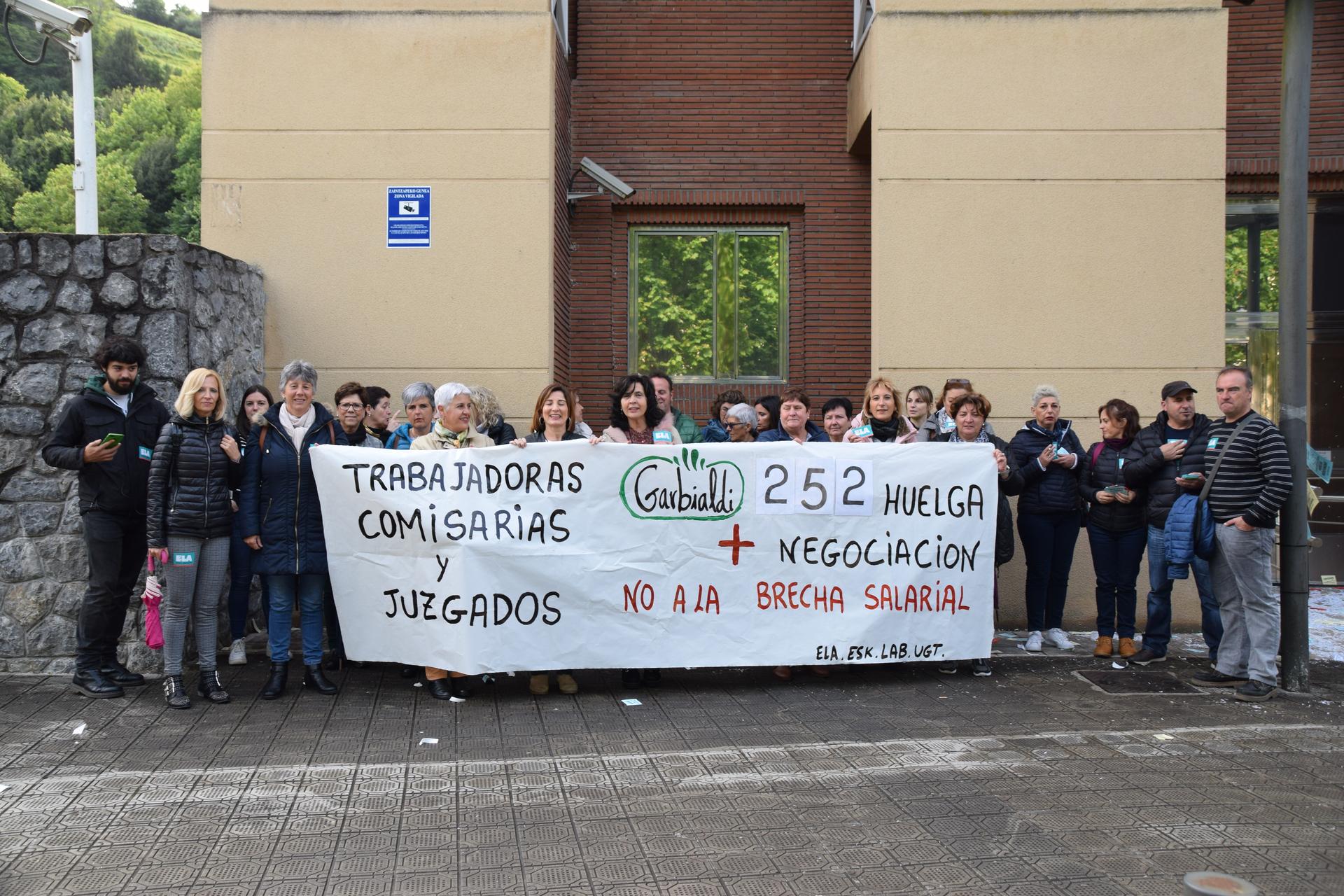 Polizia etxe eta epaitegietako garbitzaileek protestan jarraitzen dute