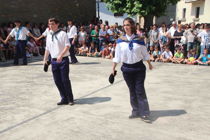 Emakumeak dantzari, lehenengo aldiz soka dantzan - 22