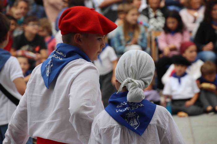 Dantzak, txistuak eta trikit 73 1565549114244