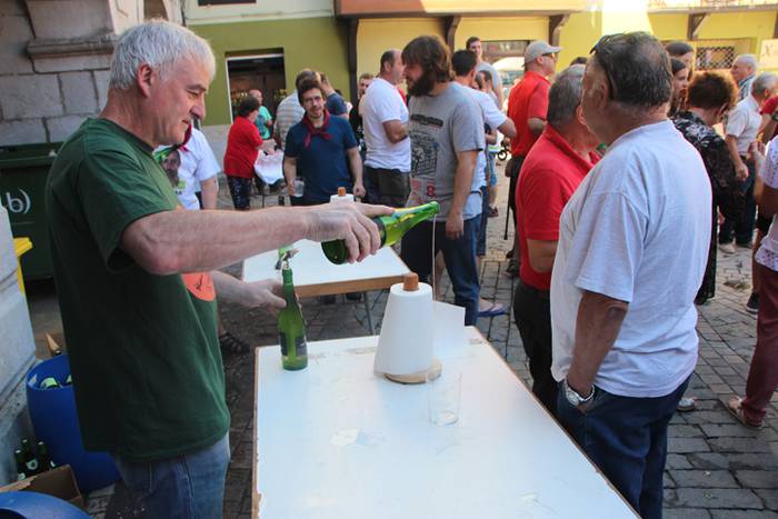 Haurrak jolasean, helduak jan eta edanean 41 1468672203797