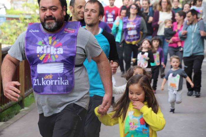 Txikienek eman diote hauspoa 11 1555155525101