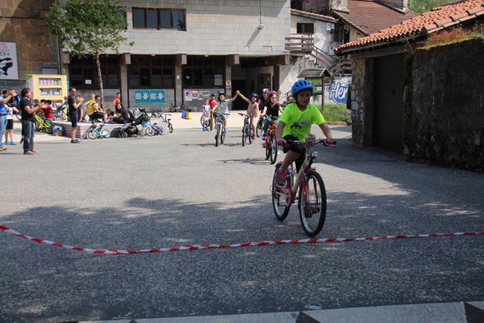Bizikletan eta korrika ibili 20 1526819694952