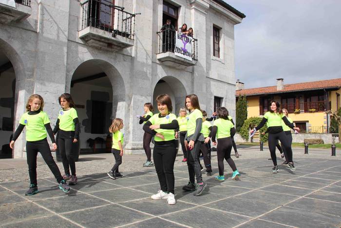 Emakumeek dantzan jarri dute 47 1552145627409