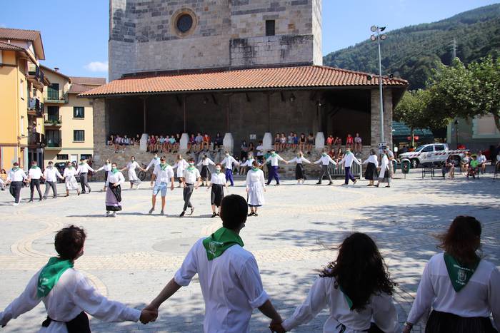 Berriro ere elkarri eskutik  48 1632576981082