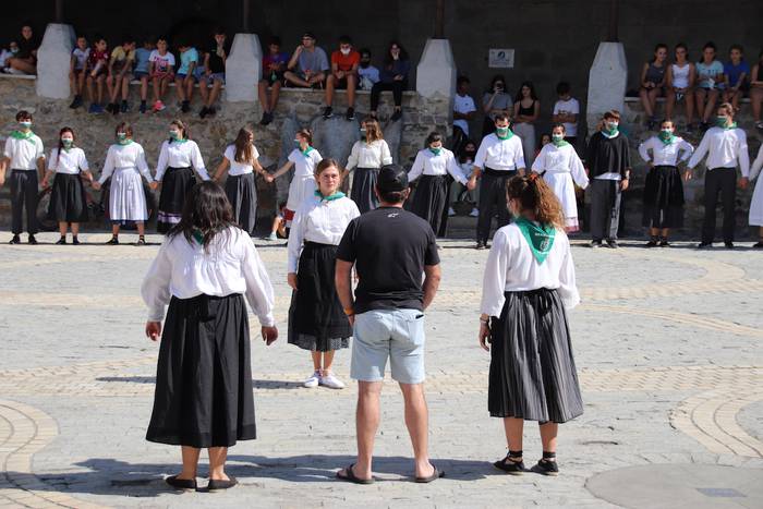 Berriro ere elkarri eskutik  69 1632576983561