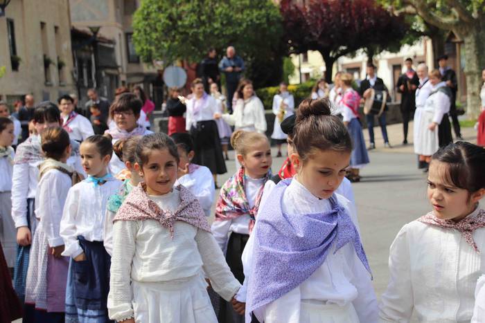 Dantzan ospatu dute Sutarrir 49 1557663391417