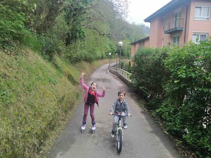 Haurrak kalera atera dira 24 1587900345644