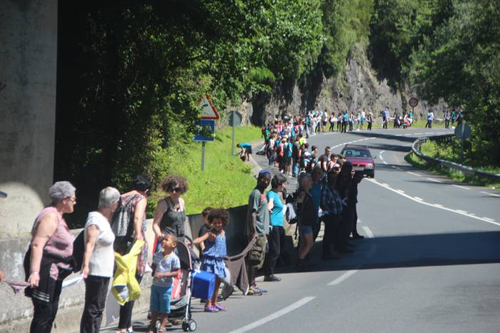 Eskuak batuta, desio bakarre 54 1528640866732