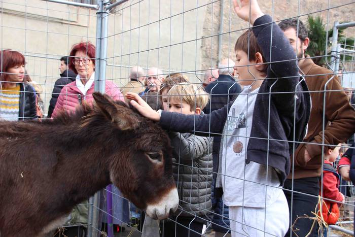Gabonetako azokak jende asko 25 1576941757896