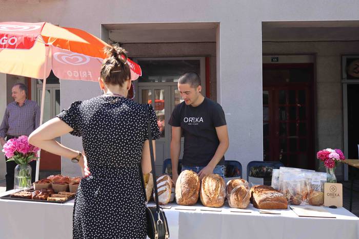 Artisau eta janari postuz be 33 1653821445059