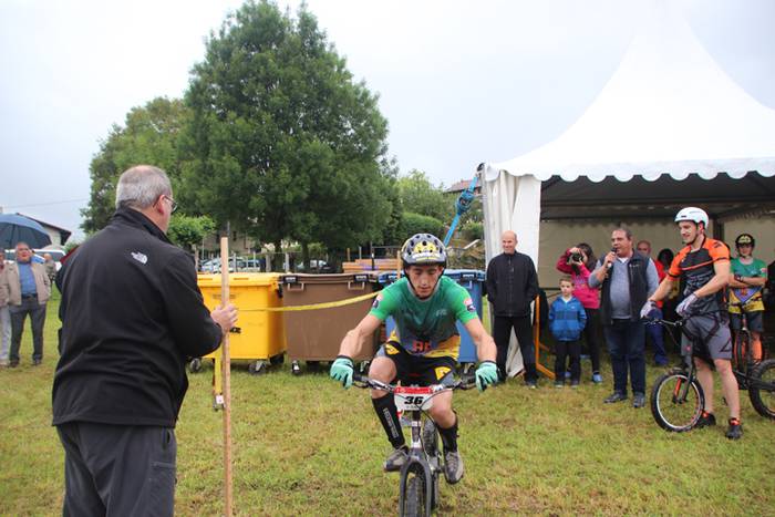 Erakustaldi batekin hasi dir 44 1496515191797