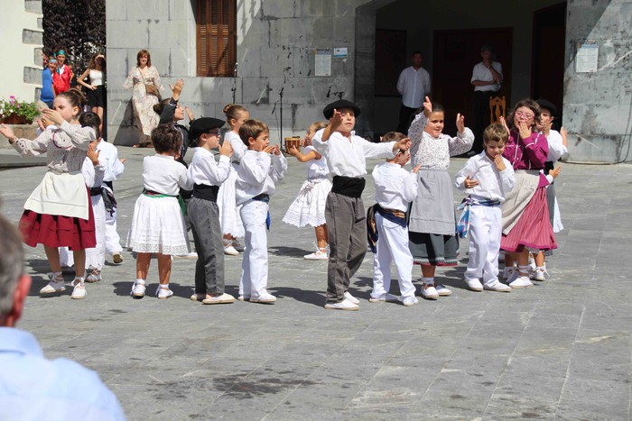 Emakumeak Adunako Axeri-dantzan, lehen aldiz - 8