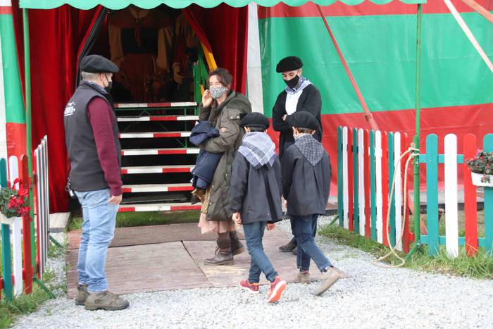 Zirkuan egiten ari dira harr 17 1608821717541