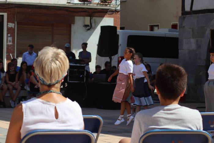 Dantzan igaro dute goiza Liz 37 1630841482000