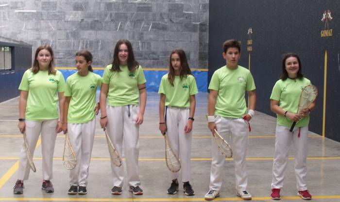 Neska  xarelariak historian lehen aldiz ariko dira Iparraldean,  xarearen seaskan.