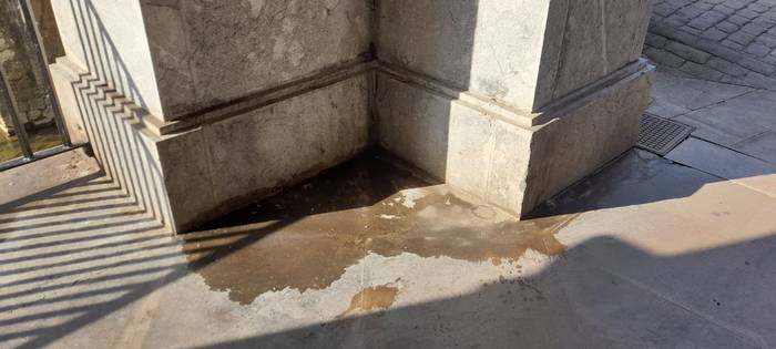 Udaletxeko arkupean pixa egitea debekatuta dagoela nabarmendu du Alegiako Udalak