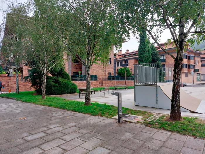 Loatzo plazan komun publikoa jarriko dute